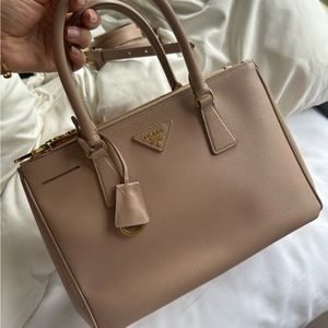 Medium Prada Galleria Saffiano leather bag in color Cameo